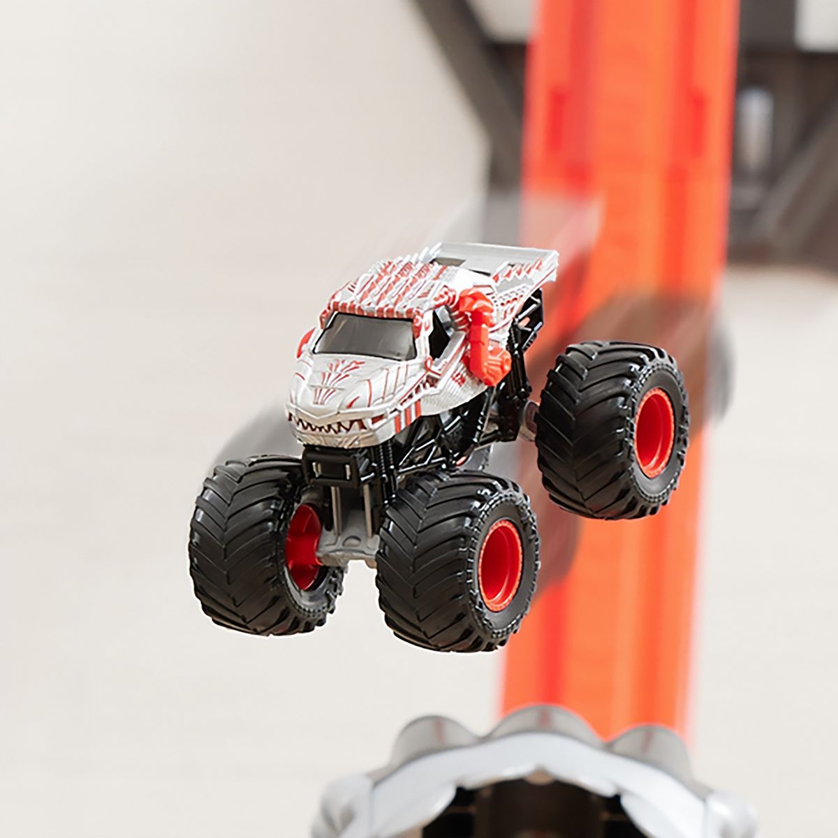 Monster Jam 1:64 Scale Thunder Roarus Playset
